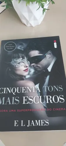 Livro Cinquenta Tons Mais Escuros 