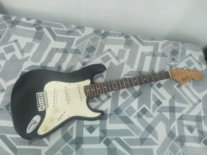 Guitarra Strato squier preta