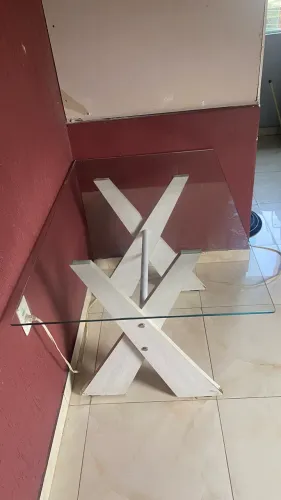 Mesa de vidro sem cadeiras