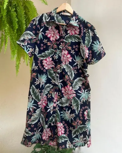 Roupa feminina está como novo.