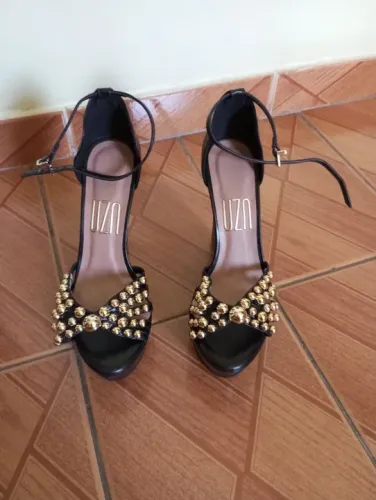 Sandália Salto Alto Uza Preta com Detalhes Dourados