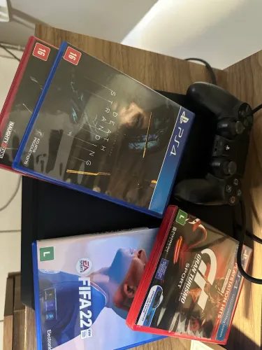 Ps4 com dois controles e jogos 
