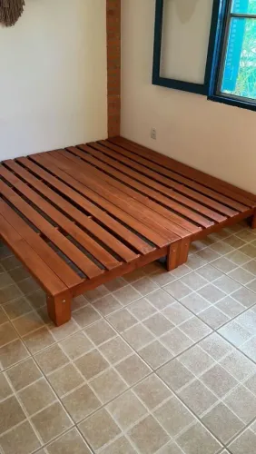Cama de madeira rústica 