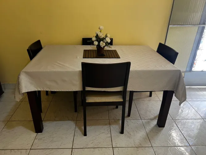 Mesa de Jantar em Madeira Maciça