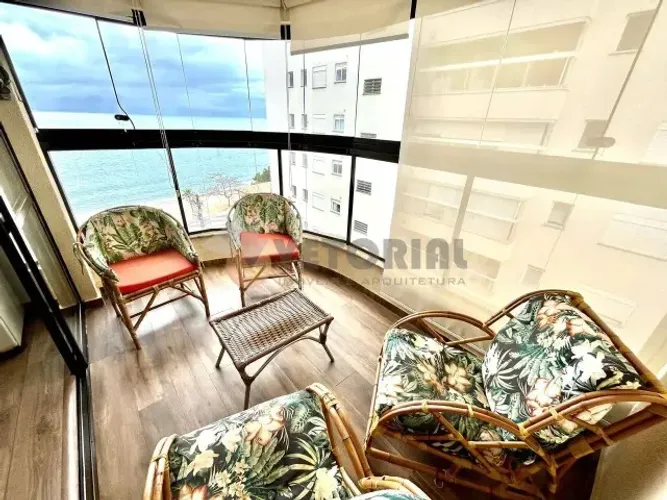 Apartamento pé na areia, com vista para o mar.