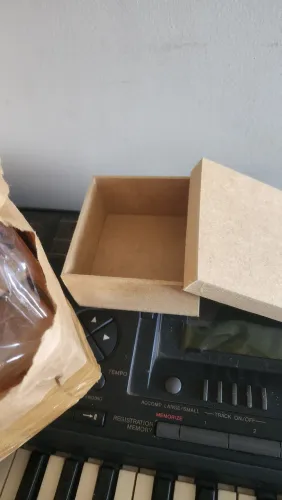 Caixa presente em MDF 10,5 x 10,5 centímetros 