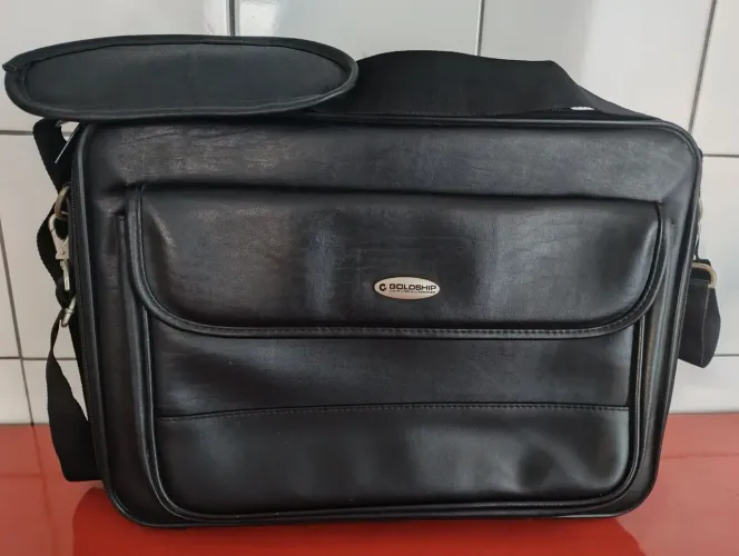 Bolsa ou maleta em couro, não descasca, com várias repartições 