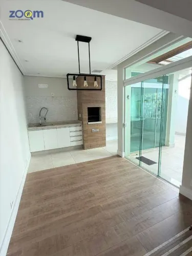 Casa à venda no Condomínio Bella Colônia II 3 dormitórios, área gourmet e lazer completo