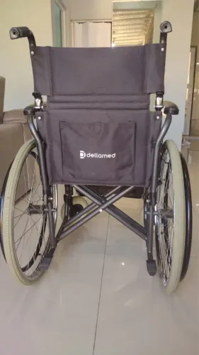 Vendo cadeira de roda 2 meses de uso da loja interessado chama no zap *