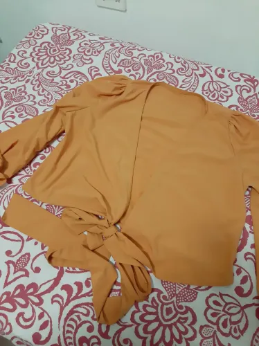 Blusa transpassada mostarda com manga bufante