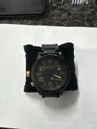 Relogio Nixon 51-30 A083 1041 preto com detalhes dourado