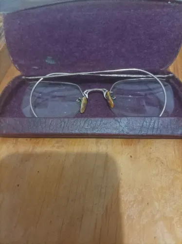 Óculos vintage em estojo original