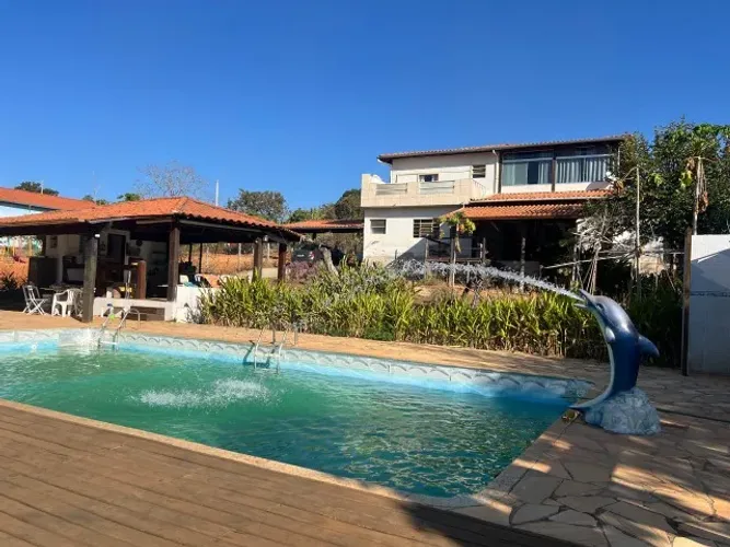 Sitio 2.000m² ,condomínio fechado casa de 2 andares,salão de jogos, piscina,poço de peixe.