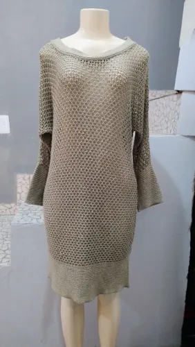 Vestido em tricô com fio lurex dourado 