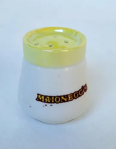 Saleiro pequeno Maionegg's vintage em porcelana.