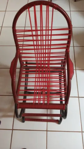 Cadeira de balanço de cor vermelha infantil