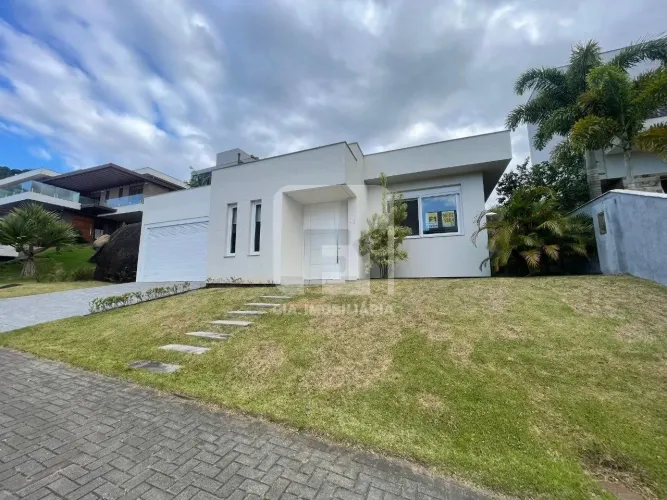Casa de 2 dormitórios em condomínio no Cacupé
