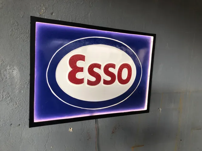 Placa de metal luminosa Esso em alto relevo 