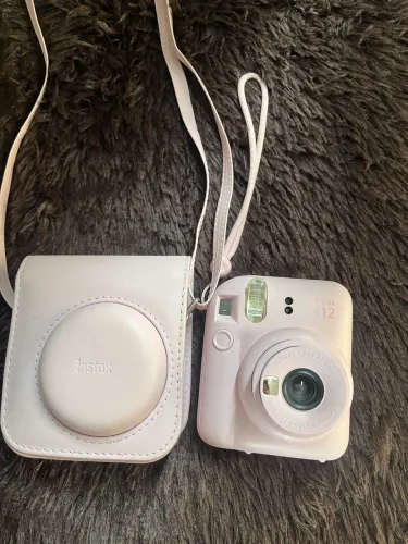 Vendo câmera instax que sai a foto na hora polaroid, vem com a capa bolsa junto.
