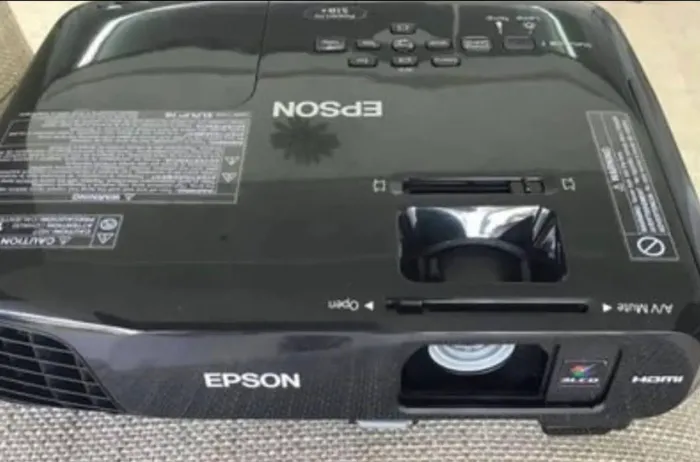 Projetor Epson S18 3200 Lúmens , Hdmi e VGA, Profissional Lampada Original