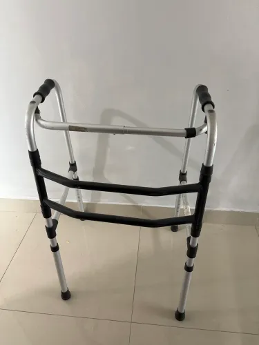 Andador seminovo adulto