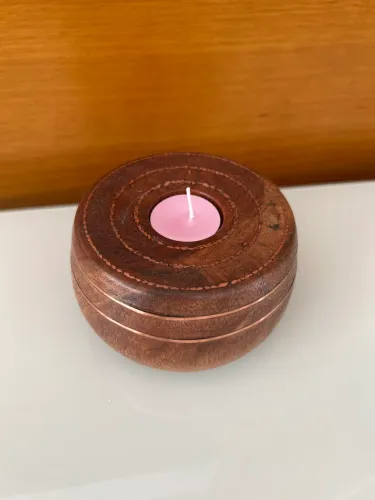Porta velas artesanal em madeira com detalhe em cobre