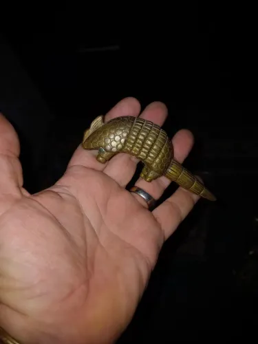TATU EM BRONZE LEGÍTIMO ANTIGUIDADE ANOS 70 