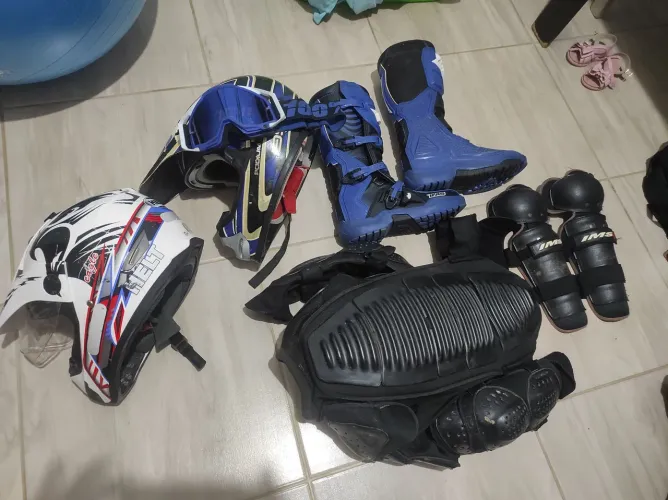 Vende-se moto de trilha TTR 230 + equipamentos