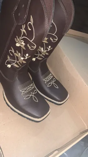 Bota feminina texana tamanho 40, comprei mas ficou muito grande.