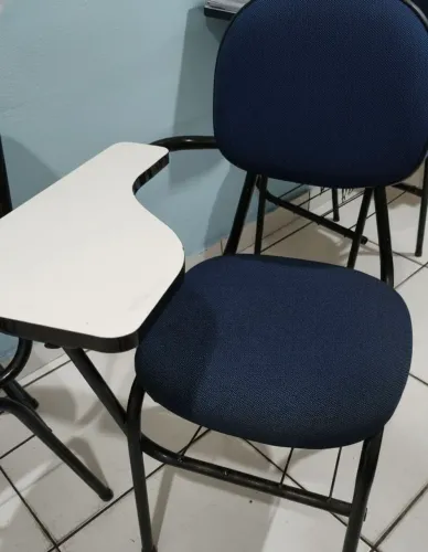 Cadeira universitária com estofado