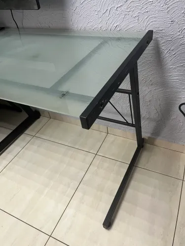 Mesa com tampo de vidro 