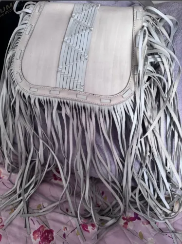 Bolsa Drummond em couro com franjas off white