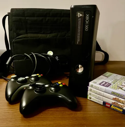 XBOX 360 com 2 controles originais, manual (jogos de brinde )