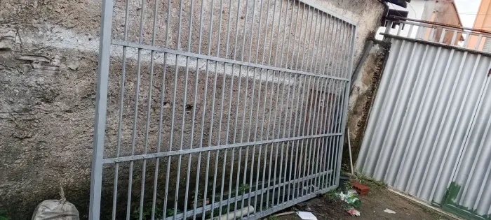 Vendo portão . MTS 350+210 . Em ferro de 3/8 moldura em Metalon. Completo. Falar no ZAP