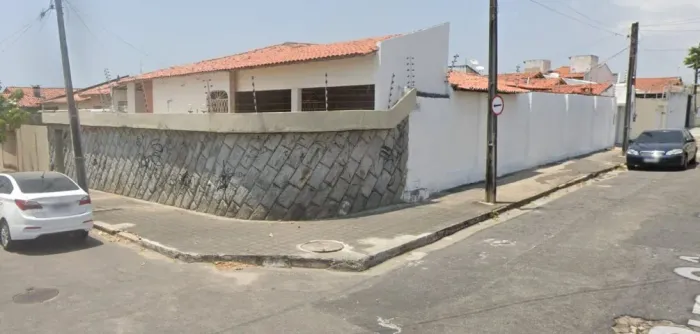 Casa de esquina com terreno de 407m² - Potencial Comercial - Cidade dos Funcionários