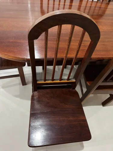 Mesa de Jantar de Madeira com 6 Cadeiras - Excelente Estado - R$ 1.100