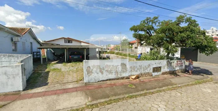 Terreno de esquina com 716m² em Capoeiras