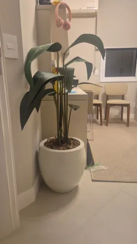 Vaso em acrilico bege, com planta artificial.