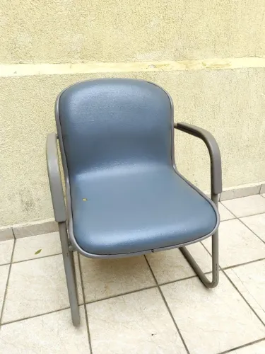 Cadeira de Escritório Escriba Antiga - Modelo Cantilever Vintage em Vinil / Courvin
