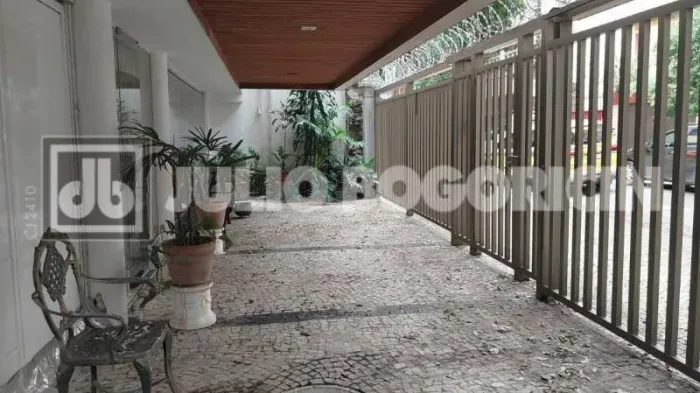 Laranjeiras-Prédio-4 pavimentos-4vagas de garagem