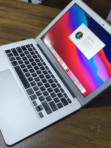 MACBOOK AIR APPLE - LINDO E CONSERVADO<br><br>MacBook Air 13" Early 2014