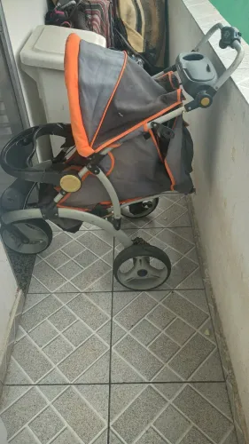 VENDO ou TROCO Carrinho de bebê com bb conforto