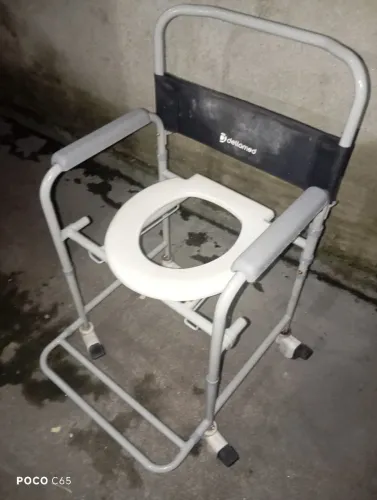 Cadeira de banho e privada 