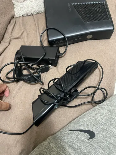 Xbox 360 Slim + Kinecct + controles (Defeito)