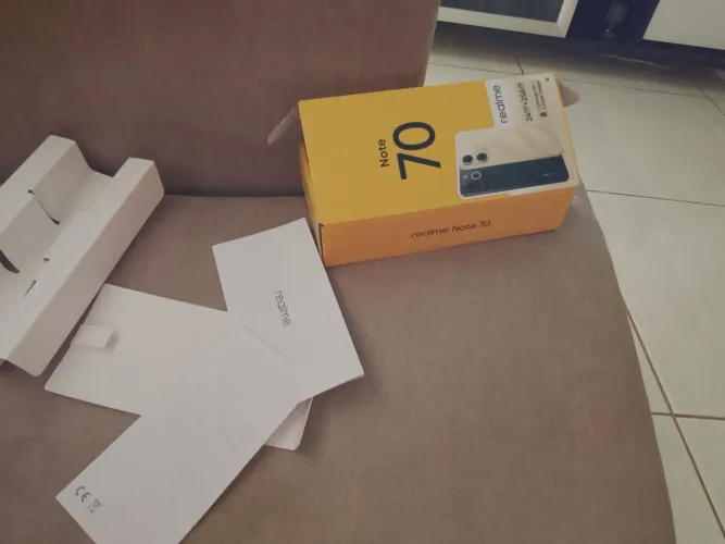 Vendo celular novo na caixa um mês de uso com documento e garantia redimi 70 256 gigas 