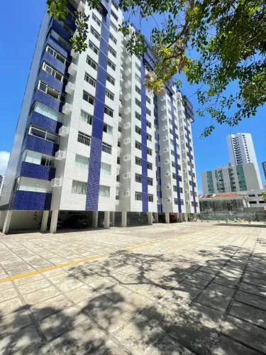 CLÁSSICO APARTAMENTO AMPLO E NASCENTE PRÓXIMO À PRAIA
