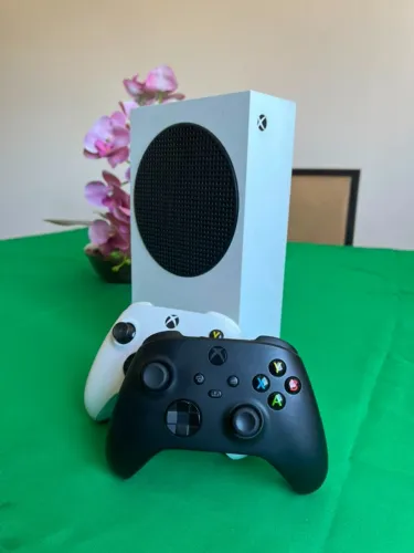 Xbox Series S - Com 2 Controles