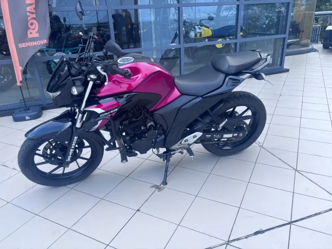 Yamaha Fazer 250cc - vendedora Fernanda