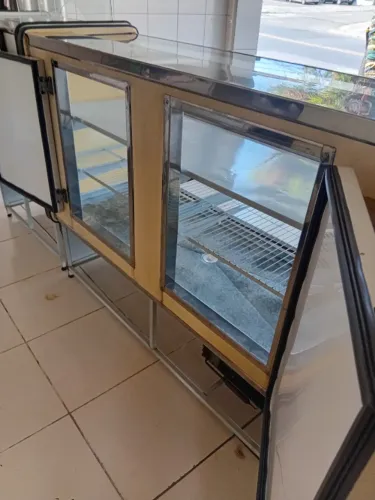 Balcão expositor refrigerado 1.50 cm.mais balcão seco caixa 80 cm velho mas funcionando