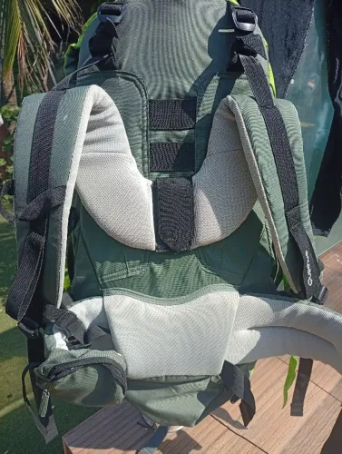 Cargueira quechua 60 litros com suporte de hidratação.